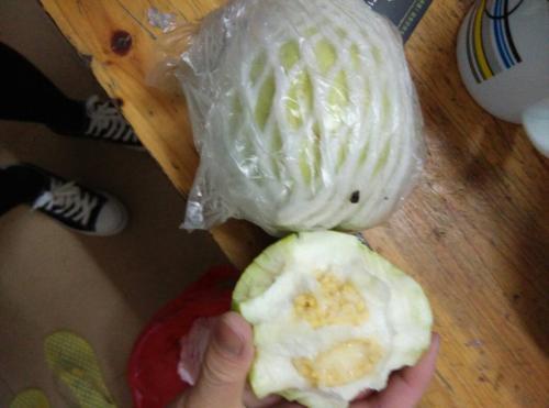 吃田瓜要削皮吗视频,削皮还是直接啃？