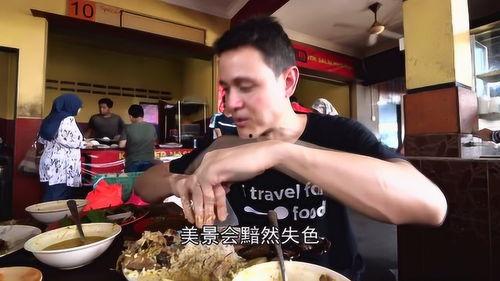 外国人吃瓜街头视频,趣味横生瞬间引围观