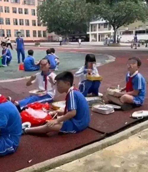 青岛操场吃瓜事件视频,校园冲突引发社会关注