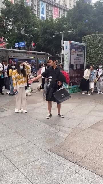 表白现场的吃瓜群众视频,表白现场，吃瓜群众镜头下的甜蜜瞬间