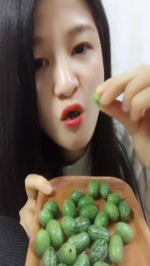 两个小美女吃瓜视频,两位萌娃共赏夏日美味瓜果