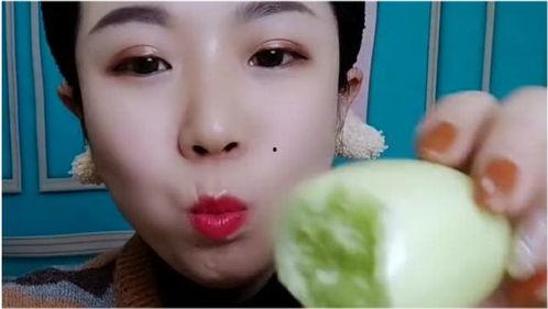 两个小美女吃瓜视频,两位萌娃共赏夏日美味瓜果