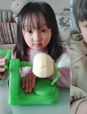 两个小美女吃瓜视频,两位萌娃共赏夏日美味瓜果