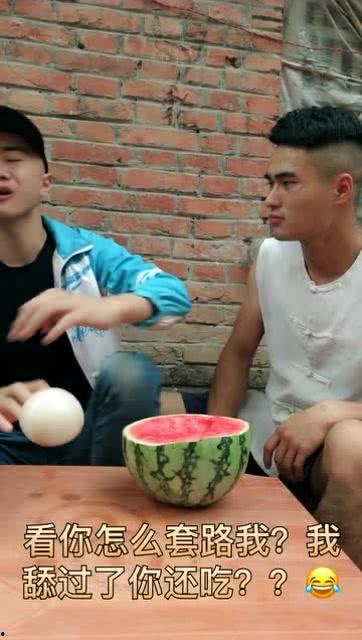 男子吃瓜搞笑视频大全,笑料横生！男子吃瓜搞笑视频大盘点