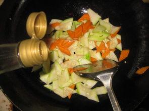 瓠瓜炒着吃用去皮吗视频,去皮还是不去皮，视频揭秘烹饪技巧