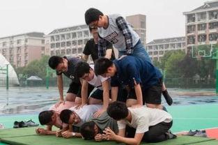 操场跳舞吃瓜事件视频,吃瓜群众现场直播