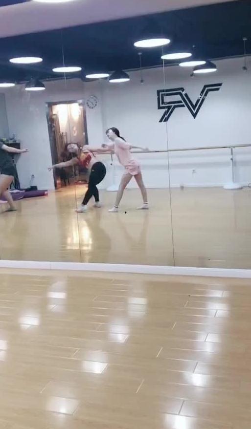 操场跳舞吃瓜事件视频,吃瓜群众现场直播