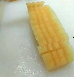 小孩吃哈密瓜怎么切视频,轻松学会小孩适用的切法
