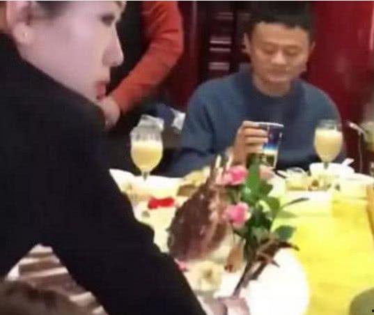 赵本山吃瓜烙饼视频,趣味横生演绎乡村美食风情